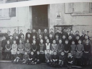 Schulklasse vor dem Schul- und Rathaus Schulklasse vor dem Schul- und Rathaus