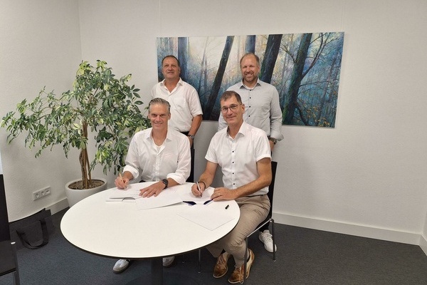 Lars Br&uuml;gner und Jens Gehrt unterzeichnen den Vertrag 