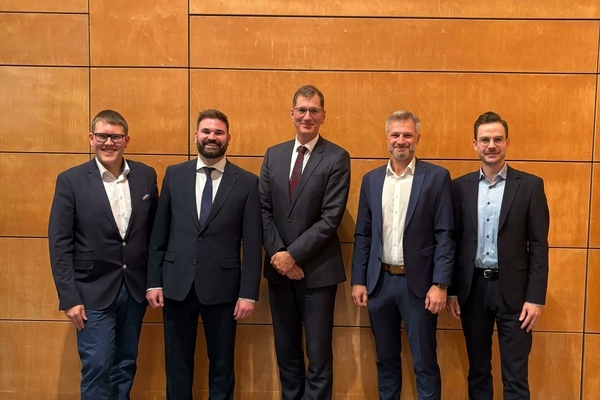 v.r.n.l Adrian Geigenbauer, Marco Capobianco, B&uuml;rgermeister Lars Br&uuml;gner, Kevin Sch&uuml;ller, Morten Dernedde 