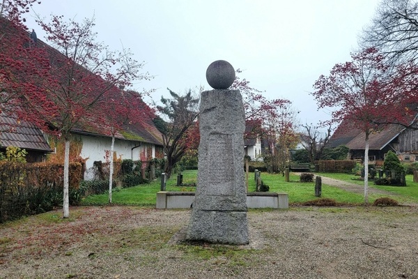 Denkmal auf dem Dorfplatz