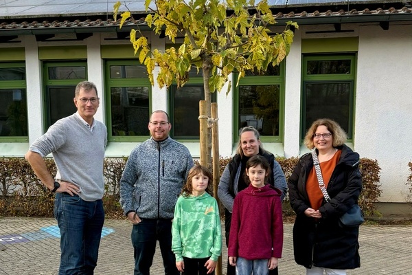 V.l.n.r. hinten: Herr Brgermeister Brgner, von dem Frderkreis Kassenwart Bjrn Zacharias, die 1. Vorsitzende Tina Sorgenfrei und die 2. Vorsitzende Alexandra Wolf, vorne: die Schlerinnen Celine und Emma