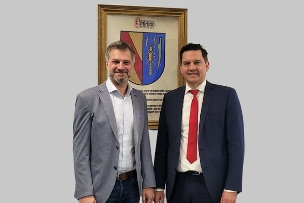  Bundestagsabgeordneter Dr. Johannes Fechner (rechts) und B&uuml;rgermeister Kevin Sch&uuml;ller (links)