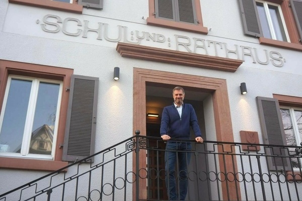Kevin Sch&uuml;ller vor dem Rathaus 