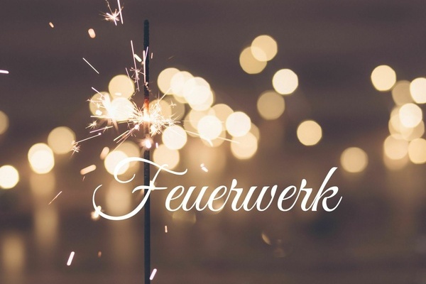 Brennende Wunderkerze mit Funken an einem d&uuml;nnen St&auml;bchen, Schrift Feuerwerk 