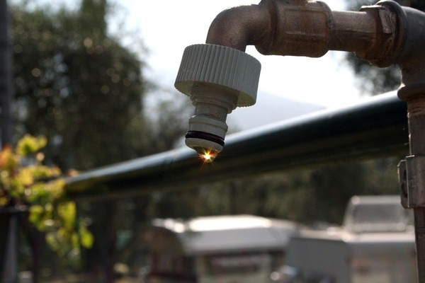Wasserhahn, Wassertropfen, Sonnenschein 