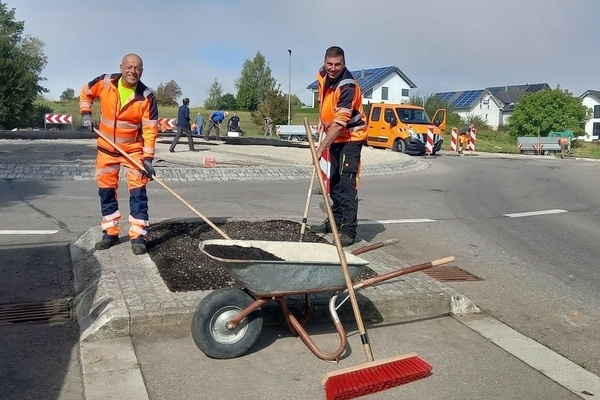 Bauhof V&ouml;rstetten lernt Blumenwiesen und Wildstaudenbeete f&uuml;r Hummeln, Schmetterlinge und Wildbienen anzulegen