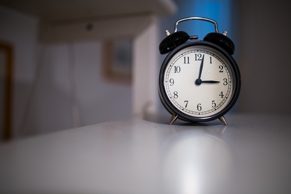 Wecker steht auf dem Tisch 