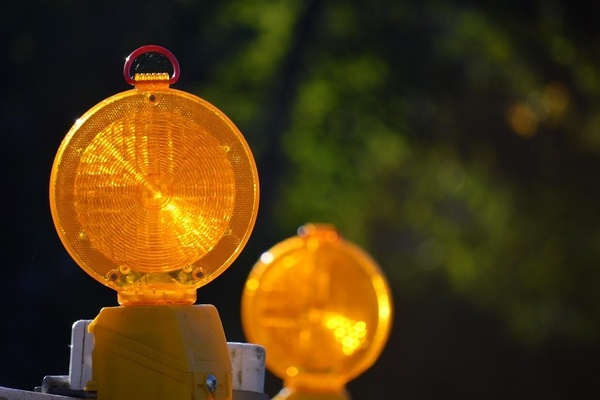 Gesperrte Stra&szlig;e mit orangefarbenen, runden Reflektoren