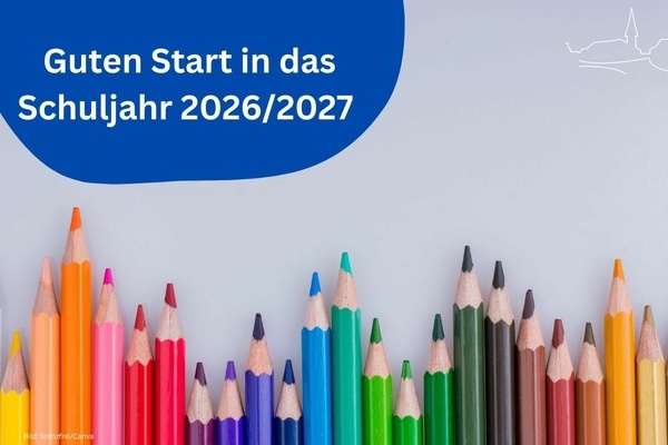Viele bunte Stifte liegen ordentlich nebeneinander. 