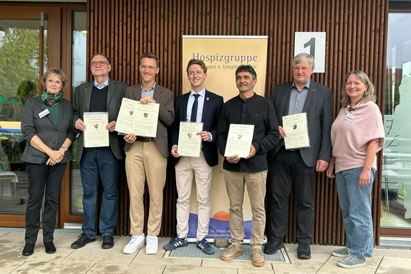 B&uuml;rgermeister und B&uuml;rgermeister-Stellvertreter pr&auml;sentieren die unterzeichnete Charta