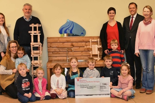 Die Kinder im Wirbelwind freuen sich &uuml;ber die Spende der Sparkasse